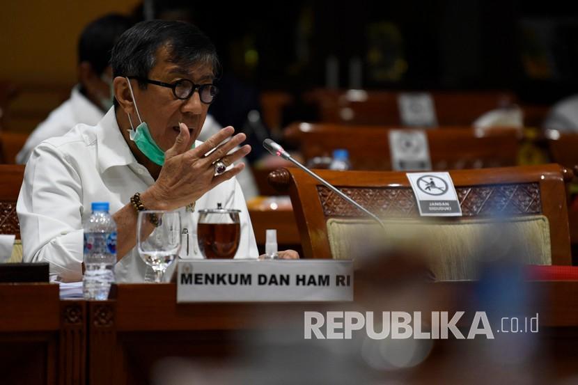 Menteri Hukum dan Hak Asasi Manusia Yasonna Laoly mengikuti rapat kerja bersama Komisi III DPR di Kompleks Parlemen Senayan, Jakarta, Senin (22/6/2020). Raker tersebut membahas persiapan kenormalan baru di lembaga pemasyarakatan (LP) dan Imigrasi.