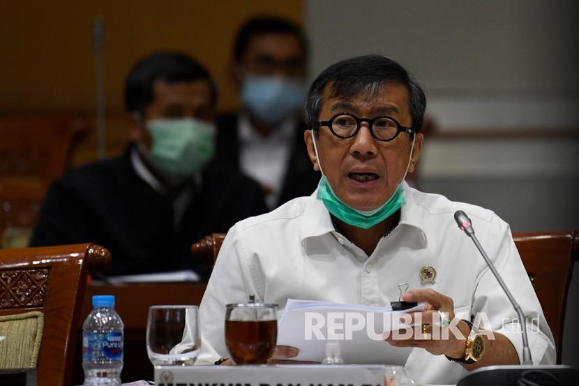 Menteri Hukum dan Hak Asasi Manusia Yasonna Laoly mengikuti rapat kerja bersama Komisi III DPR di Kompleks Parlemen Senayan, Jakarta, Senin (22/6). Raker tersebut membahas persiapan kenormalan baru di lembaga pemasyarakatan (LP) dan Imigrasi.