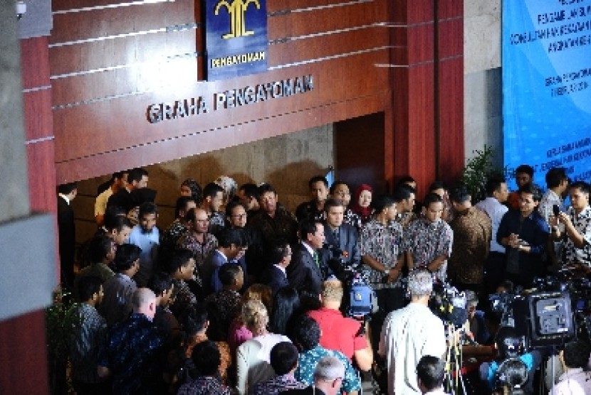 Menteri Hukum dan HAM Amir Syamsuddin (tengah) berbicara saat konfrensi pers di Kemenkumham, Jakarta, Jumat (7/2).
