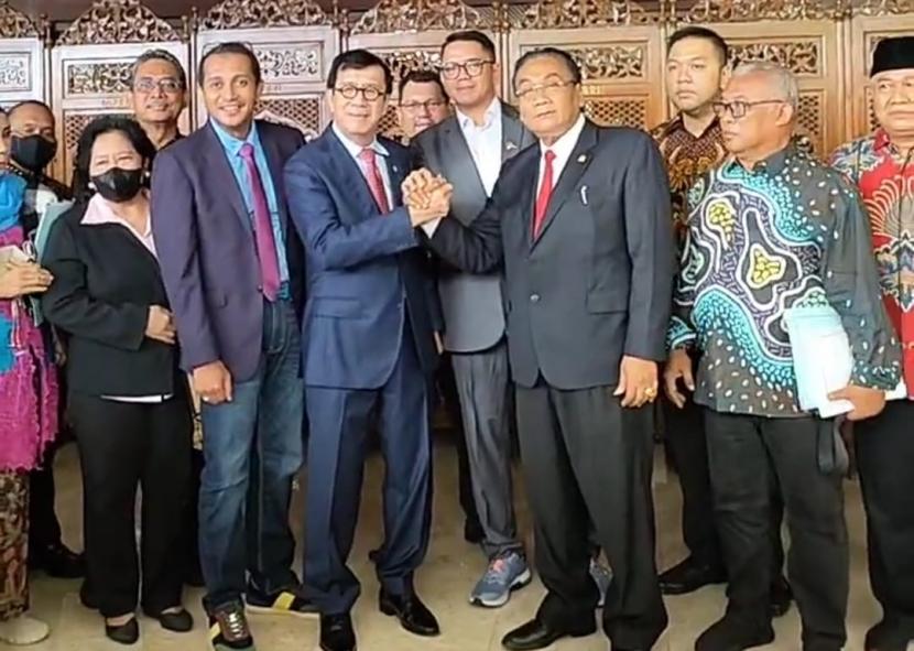 Menteri Hukum dan HAM (Menkumham) Yasonna H Laoly dan Ketua Komisi III DPR Bambang Wuryanto usai pengesahan RKUHP menjadi undang-undang, di Gedung Nusantara II, Kompleks Parlemen, Jakarta, Selasa (6/12).