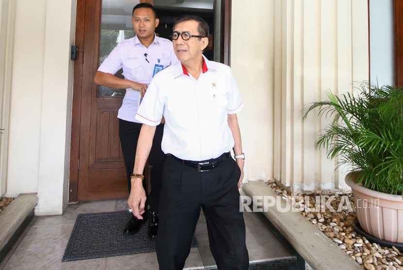 Menteri Hukum dan HAM (Menkumham) Yasonna Laoly meninggalkan gedung seusai menghadiri Rakorsus tingkat menteri di Menkopolhukam, Jakarta, Selasa (21/1/2020).