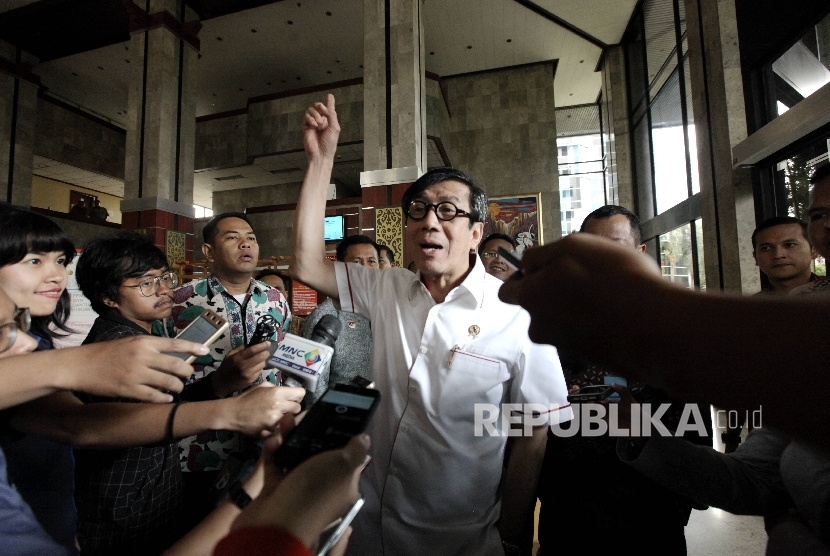 Menteri Hukum dan HAM RI Yasonna Hamonangan Laoly menjawab sejumlah pertanyaan wartawan terkait bisnis narkoba di Lembaga Pemasyarakatan Indonesia saat ditemui di Jakarta, Jumat (3/2).