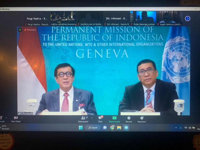 Menteri Hukum dan HAM RI Yasonna Laoly didampingi wakil tetap RI untuk PBB Febryan R. saat memberikan keterangan pers usai persidangan Universal Periodoc Review (UPR) ke-4 Dewan HAM PBB di Jenewa, Rabu (9/11/2022) 