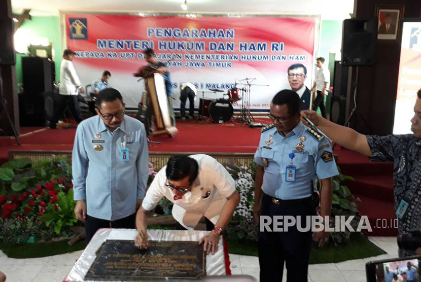 Menteri Hukum dan HAM RI, Yassona Laoly baru saja meresmikan Gedung Pesantren At-Taubah khusus narapidana di Lapas Klas 1 Malang, Jawa Timur, Senin (5/6). 