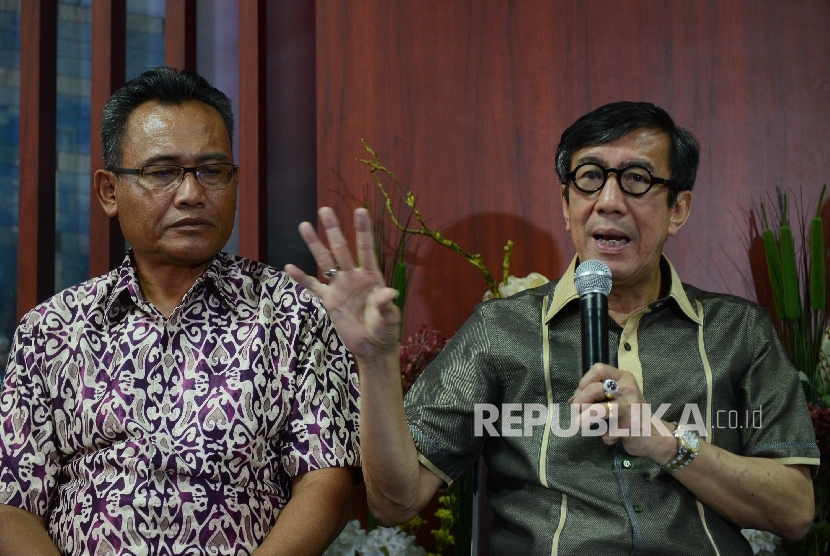 Menteri Hukum dan HAM Yasona Laoly (kanan) memberikan keterangan kepada media terkait kerusuhan di Lapas Banceuy, Bandung, Jawa Barat saat menggelar konferensi pers yang diadakan di Gedung Dirjen Imigrasi Kemenkumham, Jakarta, Ahad (24/4). (Republika/Raisa