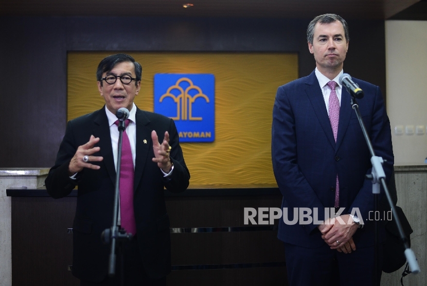 Menteri Hukum dan HAM Yasona Laoly (kiri) bersama Menteri Kehakiman Australia Michael Keenan (kanan) memberikan keterangan kepada awak media usai melakukan pertemuan di Gedung Kementerian Hukum dan HAM, Jakarta, Selasa (9/8).