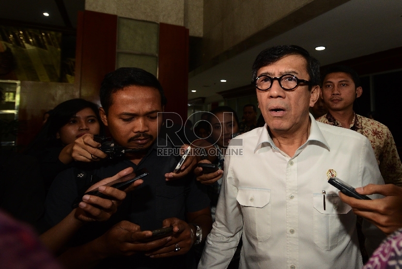 Menteri Hukum dan Ham Yasona Laoly menjawab pertanyaan wartawan usai memasuki ruangan Badan Legislatif di Kompleks Parlemen, Jakarta, Kamis (26/11).