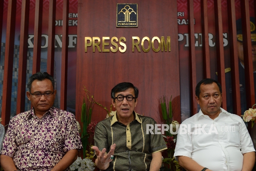 Menteri Hukum dan HAM Yasona Laoly (tengah) memberikan keterangan kepada media terkait kerusuhan di Lapas Banceuy, Bandung, Jawa Barat saat menggelar konferensi pers yang diadakan di Gedung Dirjen Imigrasi Kemenkumham, Jakarta, Ahad (24/4). (Republika/Rais