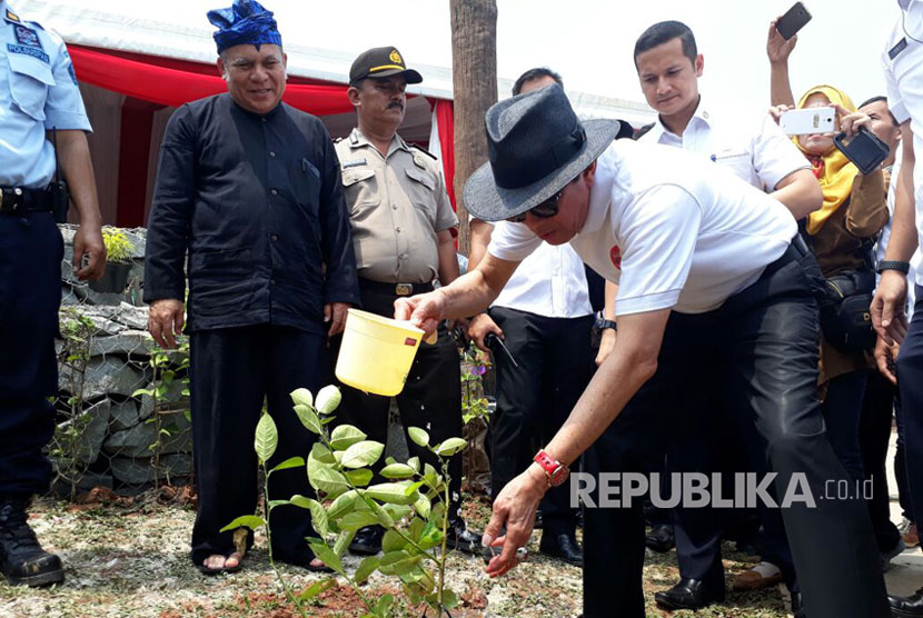 Menteri Hukum dan HAM, Yasonna H Laoly bersama Wakil Gubernur Banten, Andika Hazrumy meletakan batu pertama pembangunan Komplek Permukiman Permasyarakatan di Desa Ciangir, Legok, Kab Tangerang, Rabu (11/10).