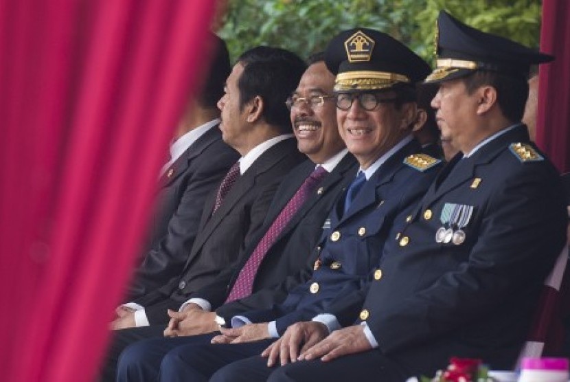 Menteri Hukum dan HAM Yasonna H. Laoly (kedua kanan) bersama Sekjen Kemenkumham Bambang Rantam Sariwanto (kanan) dan Jaksa Agung Prasetyo (ketiga kiri) menghadiri upacara peringatan Hari Dharma Karyadhika 2015 di halaman Gedung Kemenkumham, Jakarta, Jumat 