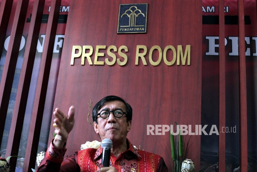Menteri Hukum dan HAM Yasonna H Laoly memberikan keterangan perspengesahan SK kepengurusan Golkar hasil Munas Riau 2019 di gedung Kemnkumham, Jakarta, Kamis (28/1).