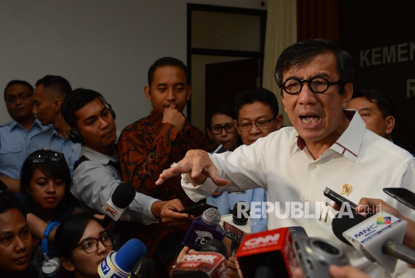 Menteri Hukum dan Ham Yasonna H. Laoly memberikan keterangan kepada media usai melakukan teleconference di Gedung Imigrasi kemenkumham, Jakarta, Selasa (26/4).(Republika / Raisan Al Farisi)