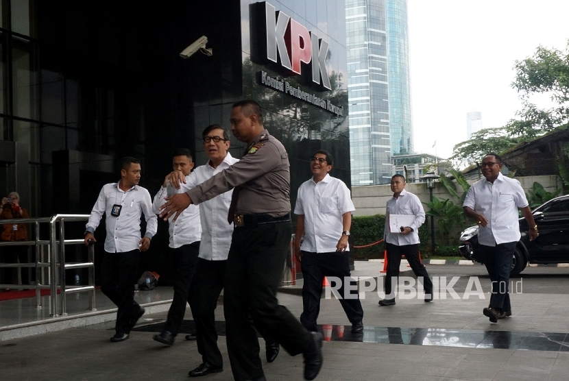 Menteri Hukum dan HAM Yasonna Laoly bersiap menjalani pemeriksaan di Gedung KPK, Jakarta, Senin (3/7).
