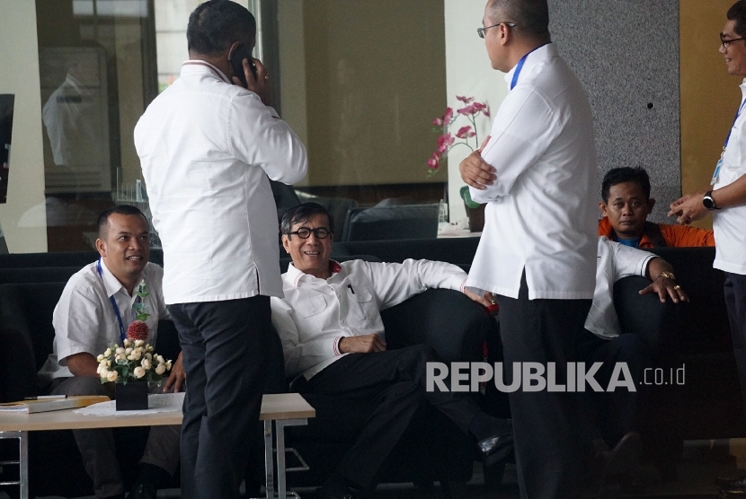 Menteri Hukum dan HAM Yasonna Laoly bersiap menjalani pemeriksaan di Gedung KPK, Jakarta, Senin (3/7).