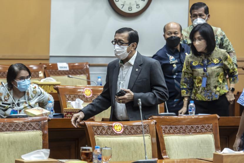 Menteri Hukum dan HAM Yasonna Laoly (kedua kiri) berjalan usai mengikuti Rapat Kerja (Raker) dengan Komisi III DPR di komplek Parlemen, Jakarta, Kamis (31/3/2022). Rapat tersebut membahas mengenai penjelasan pemerintah atas RUU tentang Narkoba.