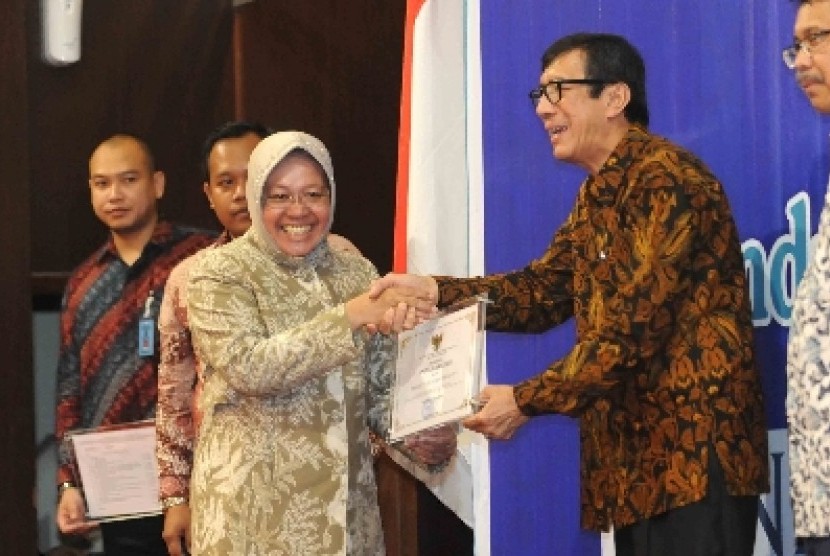 Menteri Hukum dan HAM Yasonna Laoly memberi piagam kepada Wali Kota Surabaya, Tri Rismaharini.