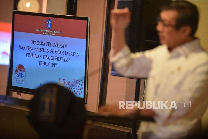 Menteri Hukum dan HAM Yasonna Laoly memberikan kata sambutan saat pelantikan Kepala Kantor Wilayah Kemenkumham Riau Dewa Putu Gede (kanan) di Gedung Pengayoman Kemenkumham, Jakarta, Senin (8/5).