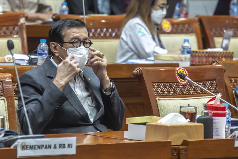 Menteri Hukum dan HAM Yasonna Laoly mengikuti Rapat Kerja (Raker) dengan Komisi III DPR di komplek Parlemen, Jakarta, Kamis (31/3/2022). Rapat tersebut membahas mengenai penjelasan pemerintah atas RUU tentang Narkoba