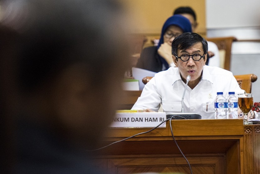 Menteri Hukum dan HAM Yasonna Laoly menyampaikan pandangannya saat mengikuti Rapat Kerja dengan Komisi III DPR RI di Kompleks Parlemen, Jakarta, Senin (11/4). (Antara/M Agung Rajasa)