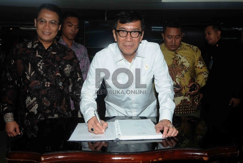 Menteri Hukum dan HAM Yasonna Laoly saat tiba di ruang pimpinan MPR, Kompleks Parlemen Senayan, Jakarta, Kamis (12/3). 