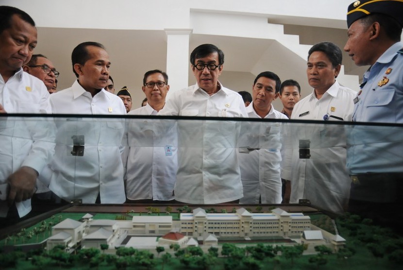 Menteri Hukum dan HAM Yasonna Laoly (tengah) melihat maket bangunan rutan saat meninjau Rutan Kelas II B Depok terkait rencana pemindahan seribu tahanan dari sejumlah lapas yang kelebihan kapasitas ke rutan tersebut di Cilodong, Depok, Jawa Barat, Selasa (