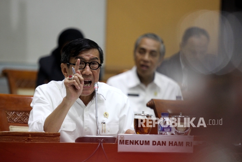 Menteri Hukum dan HAM Yassona Laoly memberikan paparan saat mengikuti rapat kerja dengan Komisi III di Kompleks Parlemen, Jakarta, Rabu (7/9). 