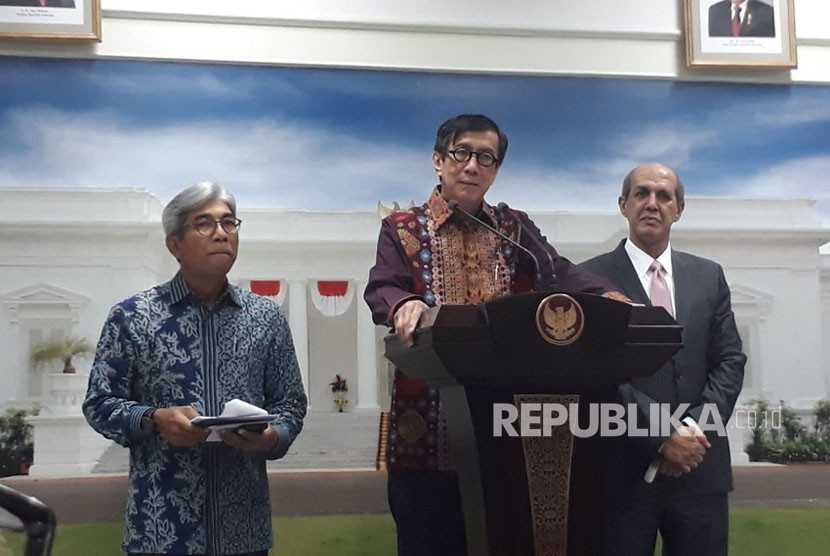  Menteri Hukum dan Ham Yassona Laoly (tengah) ditemani Wakil Menteri Luar Negeri, AM Fachir (kiri), memberikan keterangan pers terkait pertemuan Presiden Jokowi dan Komisioner HAM PBB, Selasa (6/2). 