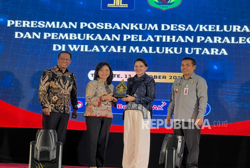 Menteri Hukum RI mendaulat Gubernur Sherly Tjoanda menjadi duta Posbankum. 
