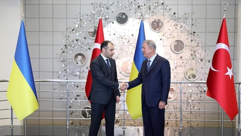Menteri Infrastruktur Ukraina Oleksandr Kubrakov (kiri) dan Menteri Pertahanan Turki Hulusi Akar. Tahun Kebangkitan Dunia Muslim: Lima Peristiwa Penting di 2022