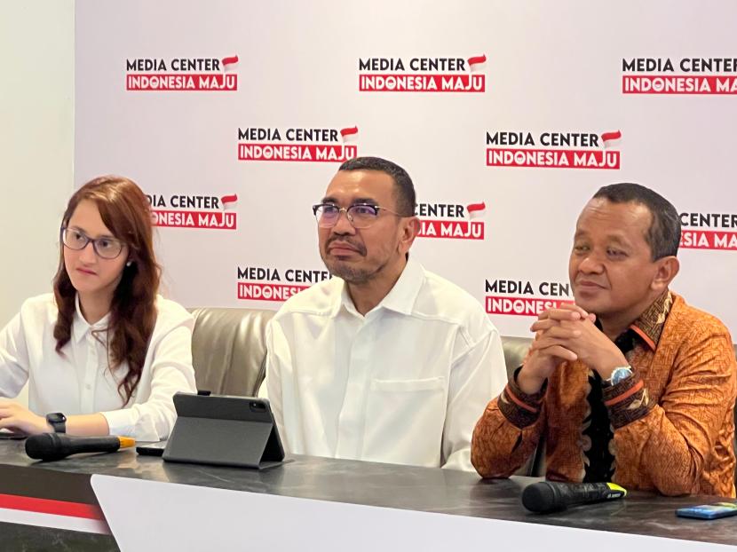 Menteri Investasi Bahlil Lahadalia (kanan), bersama Jubir dan Pengelola Media Center Indonesia Maju Arya Sinulingga (tengah) dan Tsamara Amany (kiri) saat peresmian Media Center Indonesia Maju, Senin (4/12/2023).