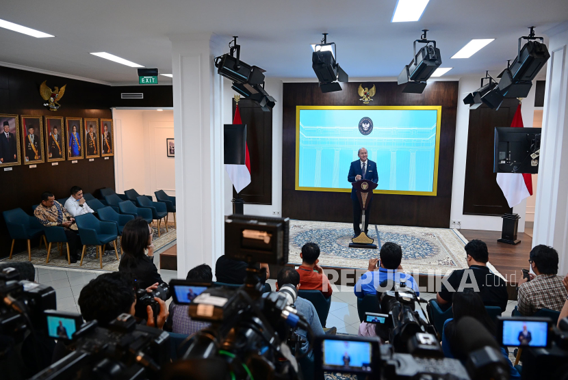Menteri Investasi dan Hilirisasi Rosan Perkasa Roeslani saat jumpa pers di Kantor Presiden, Jakarta Pusat, Rabu (23/4) malam WIB.