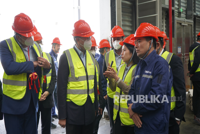 Menteri Investasi dan Hilirisasi/Kepala Badan Koordinasi Penanaman Modal (BKPM) Rosan Perkasa Roeslani saat berkunjung ke perusahaan kendaraan listrik di China.