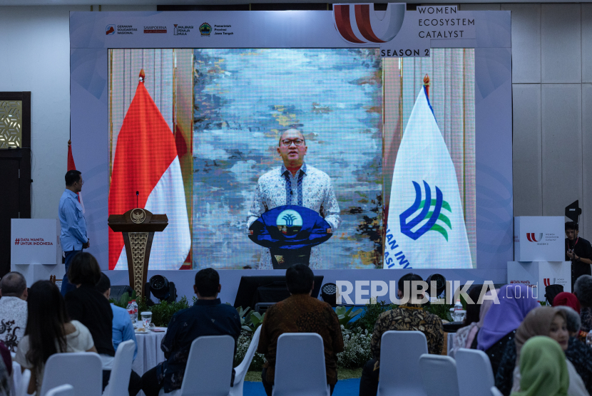 Menteri Investasi dan Hilirisasi/Kepala Badan Koordinasi Penanaman Modal yang sekaligus Ketua Umum Gerakan Solidaritas Nasional (GSN) Rosan Roeslani memberiksan sambutan secara daring dalam malam puncak atau Awarding Night program Women Ecosystem Catalyst (WEC) Season 2. Kegiatan ini merupakan bagian dari Payung Program Keberlanjutan 