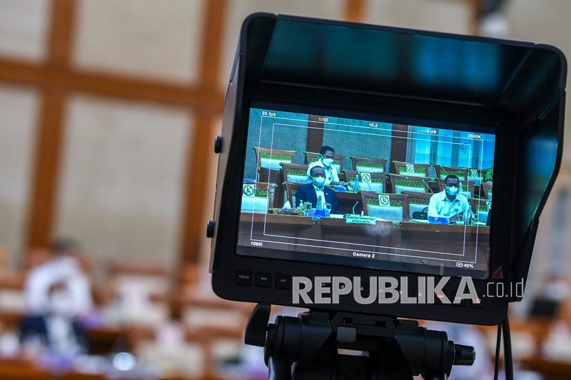 Menteri Investasi/Kepala BKPM Bahlil Lahadalia (kanan) mengikuti rapat kerja dengan Komisi VI DPR di Kompleks Parlemen, Senayan, Jakarta, Senin (30/8/2021). Rapat kerja tersebut membahas laporan keuangan pemerintah pusat APBN tahun anggaran 2020 dan progres realisasi anggaran tahun 2021. 