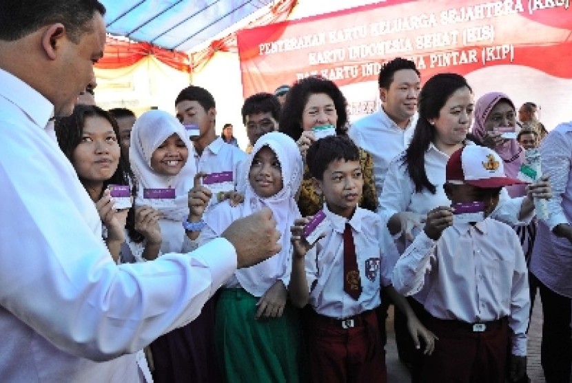 Menteri Kabinet Kerja membagikan Kartu Indonesia Pintar (KIP), Kartu Indonesia Sehat (KIS), dan Kartu Keluarga Sejahtera (KKS) di Penjaringan, Jakarta, Rabu (13/5). 