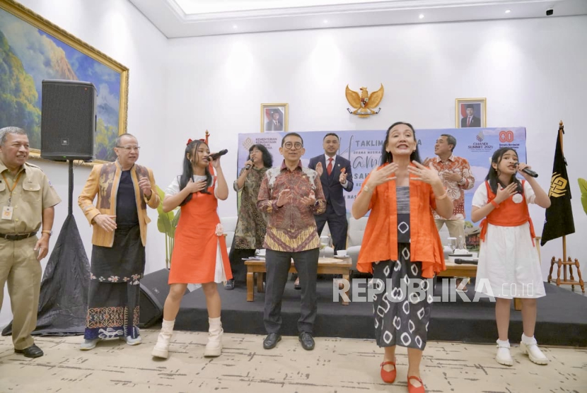 Menteri Kebudayaan Fadli Zon (batik coklat) hadir dalam taklimat media KILA 2025 di Museum Nasional Indonesia, Jakarta, Selasa (12/8/2025).