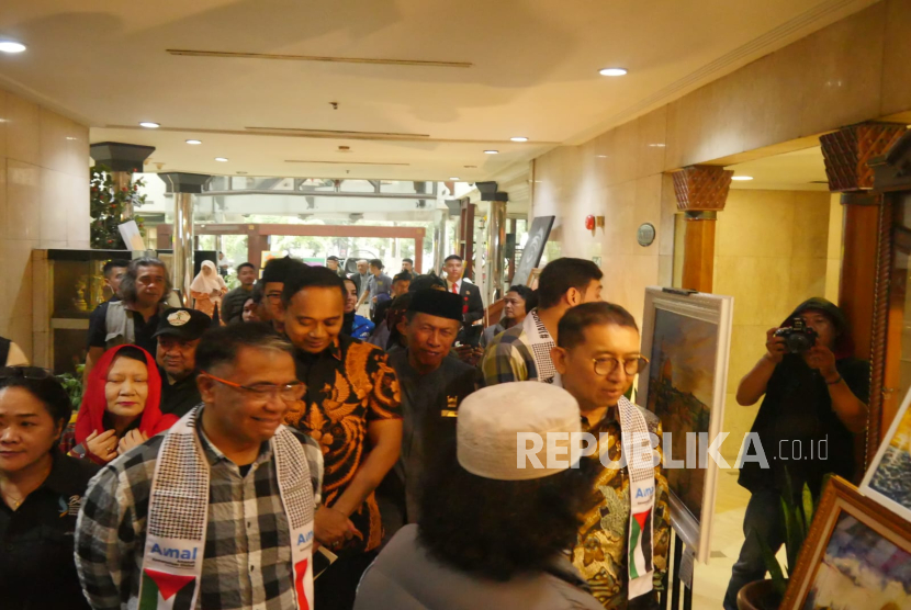 Menteri Kebudayaan Fadli Zon saat menghadiri acara pameran lukisan bertema Ramadhan Berbagi yang digelar di Hotel Horison, Kota Bandung, Kamis (6/3/2025).