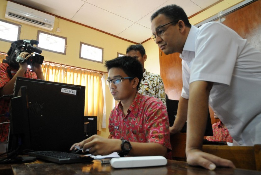 Menteri Kebudayaan, Pendidikan Dasar dan Menengah Anies Baswedan (kanan) memantau jalannya simulasi Ujian Nasional Berbasis Komputer (Computer Based Test) di SMAN 1 Depok, Jawa Barat, Kamis (2/4). 
