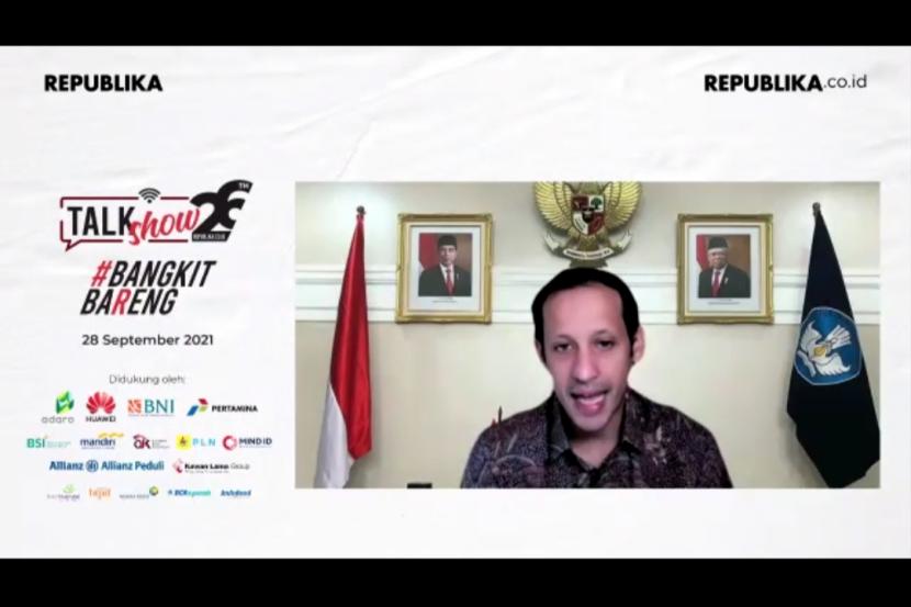 Menteri Kebudayaan, Pendidikan, Riset dan Teknologi RI Nadiem Makarim memberikan paparannya secara daring saat menjadi pembicara pada acara Talkshow Bangkit Bareng yang diadakan dalam rangka HUT ke 26 Republika.co.id di Jakarta, Selasa (28/9/2021).