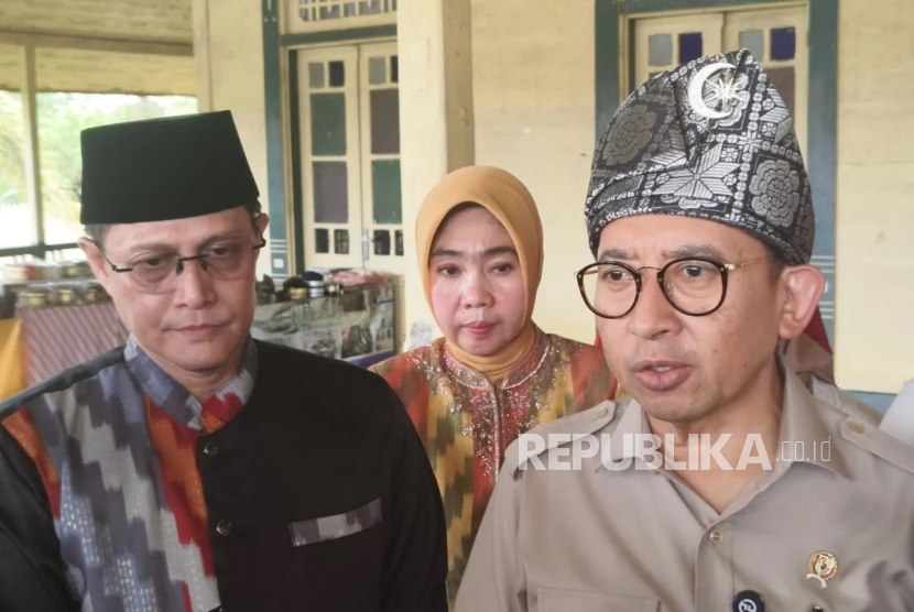 Menteri Kebudayaan RI Fadli Zon (kanan) didampingi Sultan Pontianak (kiri) dan Kadisdikbud Kalbar (tengah) saat menijau Istana Kadriah Pontianak, Kalimantan Barat (Kalbar), Sabtu (22/2/2025) 