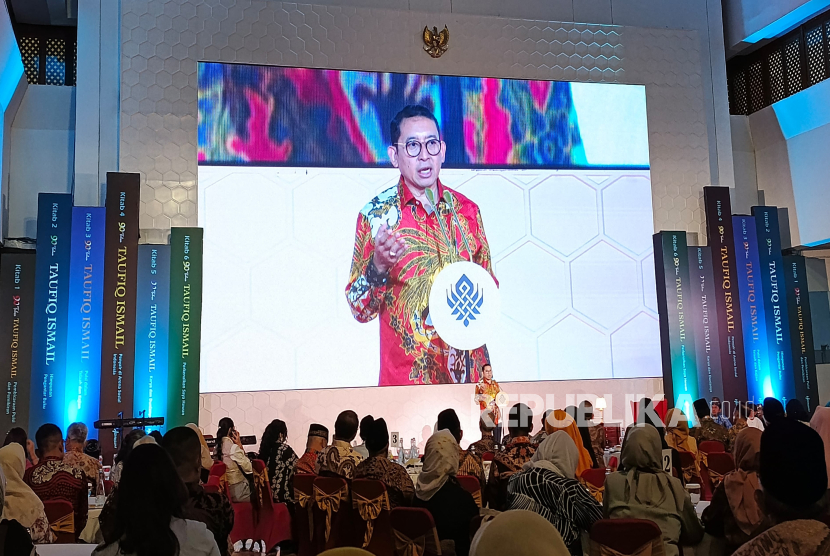 Menteri Kebudayaan RI Fadli Zon membuka acara perayaan 90 Tahun Taufiq Ismail di kantor Kementerian Kebudayaan di Jakarta, Rabu (25/6/2025).
