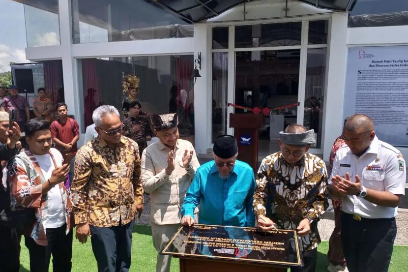 Menteri Kebudayaan RI Fadli Zon menandatangani prasasti peresmian Museum Sastra Indonesia dan Rumah Puisi Taufiq Ismail yang berada di Aia Angek, Kabupaten Tanah Datar, Sumatera Barat, Rabu (30/10/2024). 