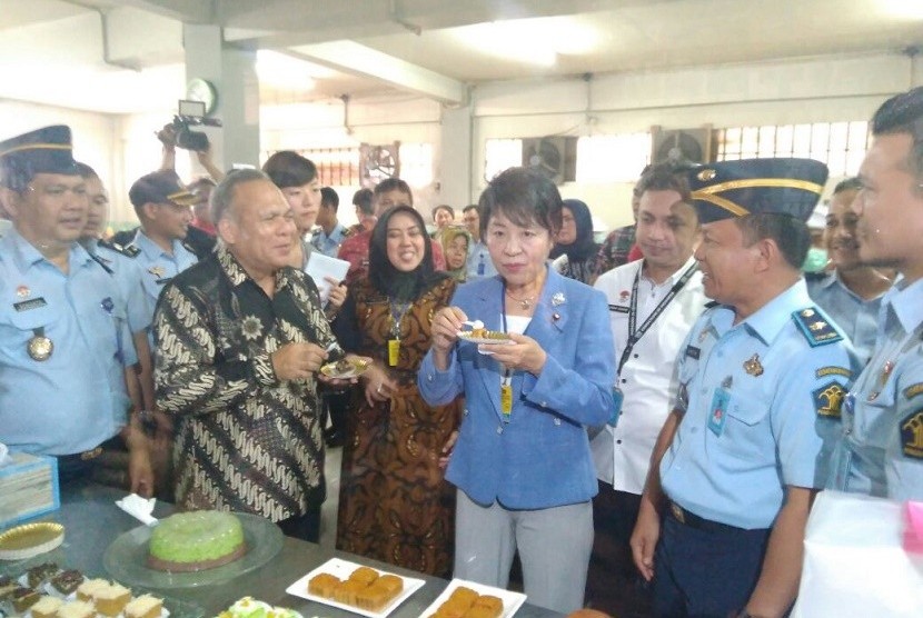 Menteri Kehakiman Jepang, Yoko Kamikawa (tengah) saat berkunjung ke Lapas Cipinang, Jakarta, Sabtu (9/9)