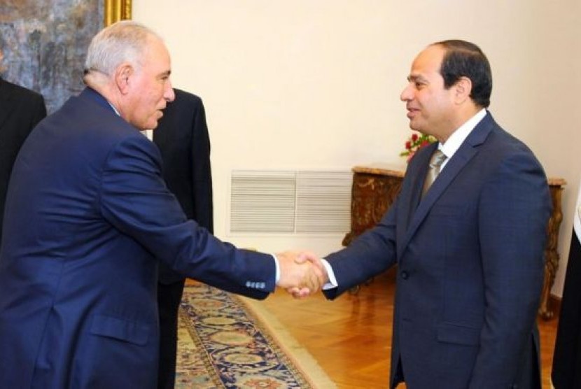 Menteri Kehakiman Mesir Ahmet al-Zind (kiri) saat dilantik Presiden Sisi pada 2015.