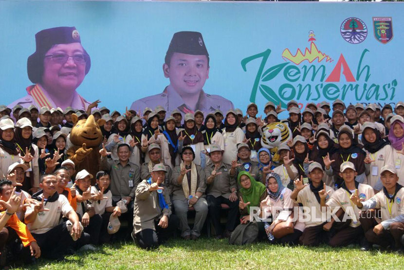 Menteri Kehutanan dan Lingkungan Hidup Siti Nurbaya Bakar bersama ratusan peserta Kemah Konservasi 2017 di Sekolah Usaha Perikanan Menengah (SUPM) Kotaagung, Kabupaten Tanggamus, Lampung, Ahad (2/4).
