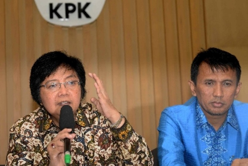 Menteri Kehutanan dan Lingkungan Hidup Siti Nurbaya dan Gubernur Sumut Gatot Pujo Nugroho menggelar konferensi pers tentang eksekusi 47 ribu hektare lahan di Padang Lawas, usai bertemu KPK, Jakarta, Selasa (28/4).