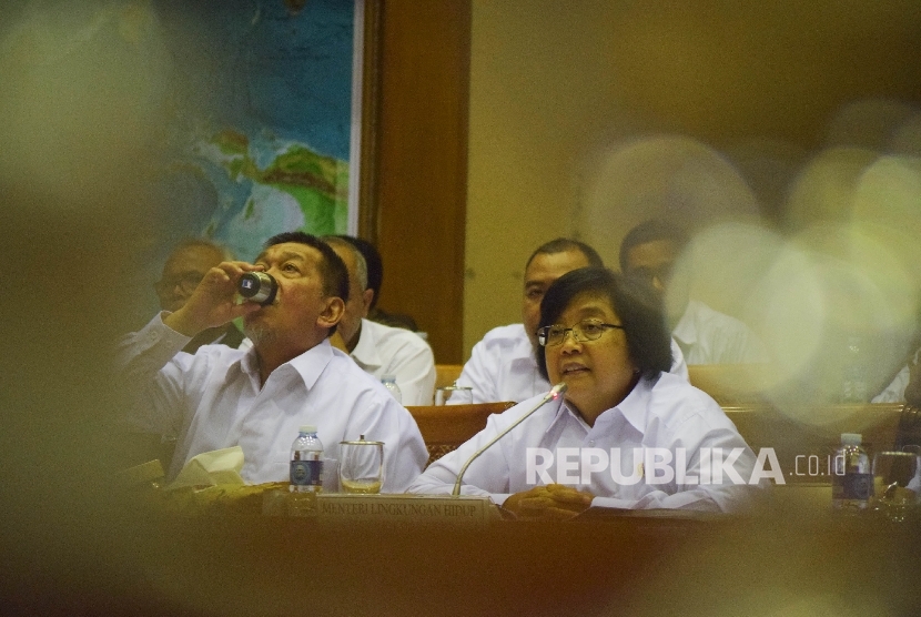 Menteri Kehutanan dan Lingkungan Hidup Siti Nurbaya (kanan), bersama Wakil Gubernur Jawa Barat Deddy Mizwar (keempat kiri) beserta jajarannya saat rapat dengan Komisi VII DPR terkait reklamasi Teluk Jakarta, di Kompleks Parlemen, Senayan, Jakarta, Rabu (20