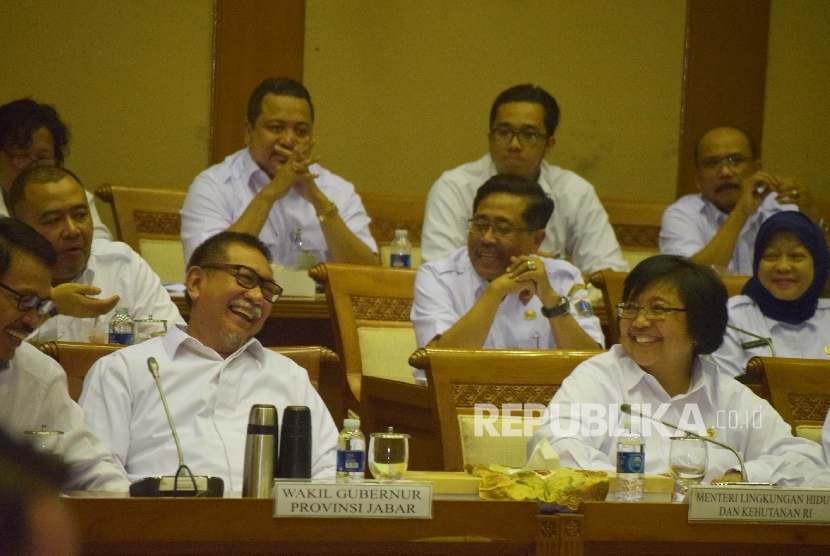 Menteri Kehutanan dan Lingkungan Hidup Siti Nurbaya (kanan), bersama Wakil Gubernur Jawa Barat Deddy Mizwar (keempat kiri) beserta jajarannya saat rapat dengan Komisi VII DPR terkait reklamasi Teluk Jakarta, di Kompleks Parlemen, Senayan, Jakarta, Rabu (20