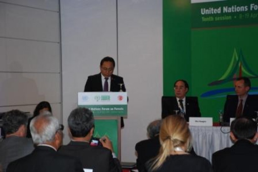 Menteri Kehutanan menyampaikan pidato pada Ministerial Segment UNFF-10 tanggal 8 April 2013