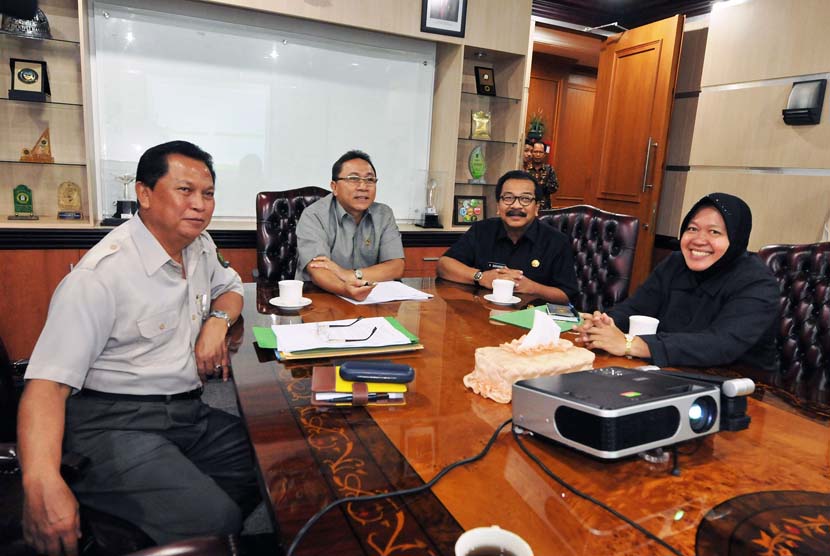 Menhut Zulkifli Hasan didampingi Plt Dirjen PHKA Sony Partono (kiri), saat menggelar rapat kasus KBS bersama Gubernur Jatim Soekarwo (kedua kanan) dan Wali Kota Surabaya Tri Rismaharini (kanan).